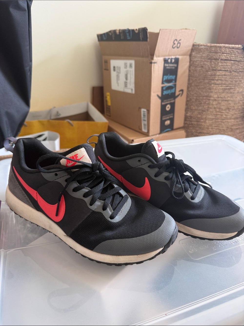 Nike Men’s Black & Red Casual Sneakers